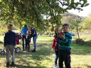 Eltern und Kinder genießen Äpfel frisch vom Baum - Teil 2